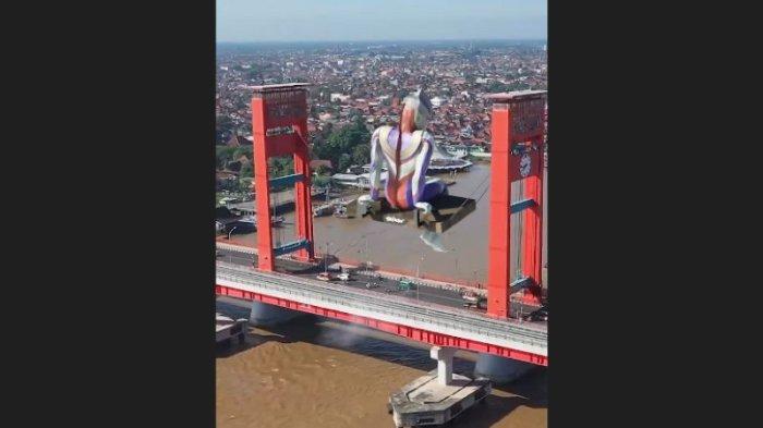 Viral Video of Ultraman Playing on Ampera Bridge in Palembang